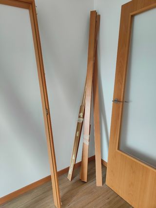 Puerta de madera con ventana de cristal