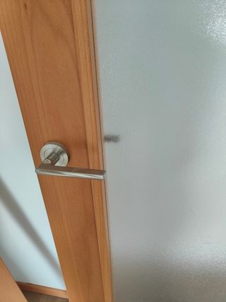 Puerta de madera con ventana de cristal