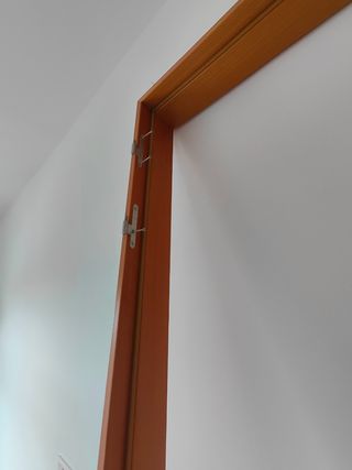 Puerta de madera con ventana de cristal