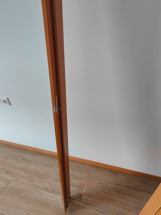 Puerta de madera con ventana de cristal