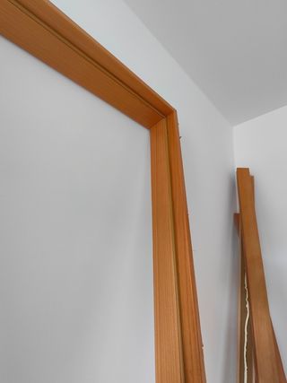 Puerta de madera con ventana de cristal