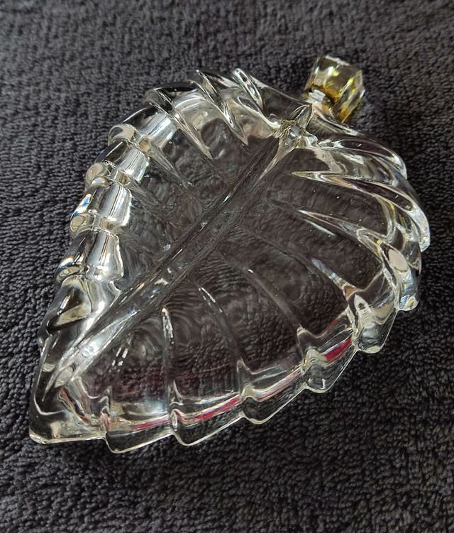 Posacenere in vetro e oro a forma di foglia