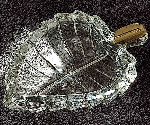 Posacenere in vetro e oro a forma di foglia