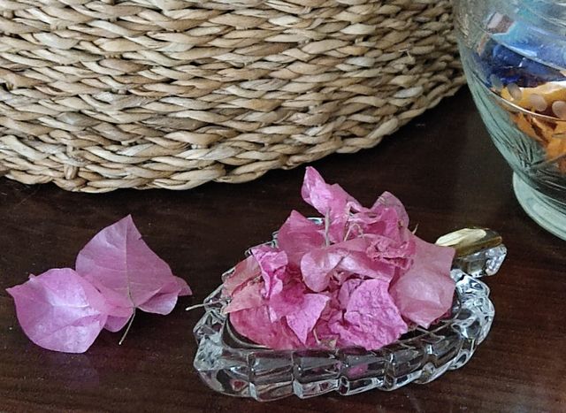 Posacenere in vetro e oro a forma di foglia