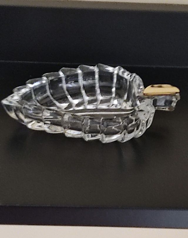 Posacenere in vetro e oro a forma di foglia