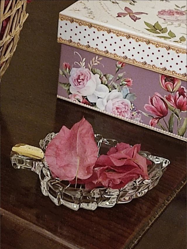 Posacenere in vetro e oro a forma di foglia