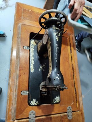 Maquina y mesa coser Singer antigua