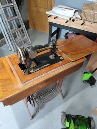 Maquina y mesa coser Singer antigua
