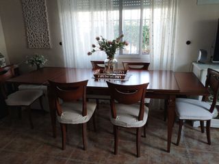 Mesa extensible de madera muy bien cuidada.