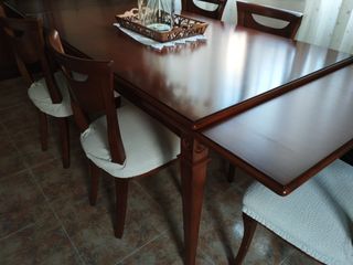 Mesa extensible de madera muy bien cuidada.