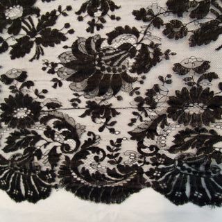 Mantilla antigua negra de seda