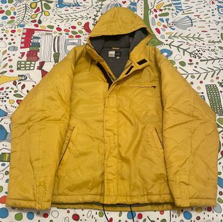 Abrigo impermeable amarillo con capucha de Zara