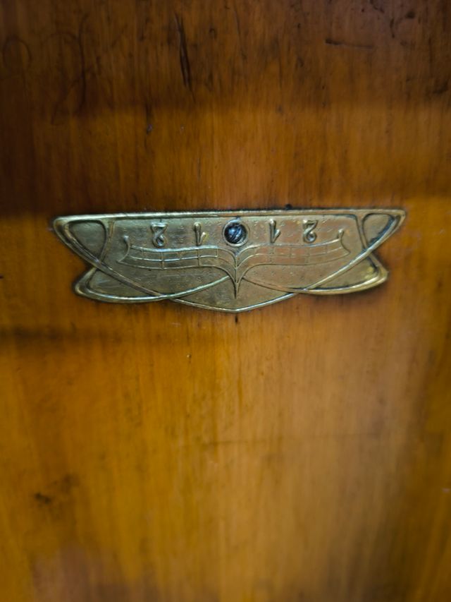 Mueble de reloj antiguo