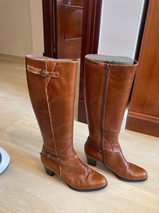 Botas altas de piel marron talla 35