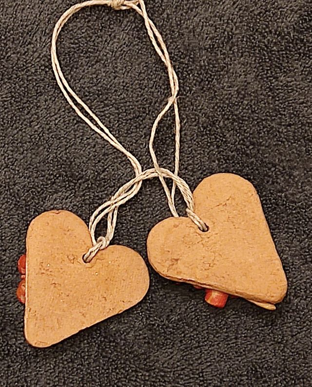 Cuore di argilla artigianale fiori rossi