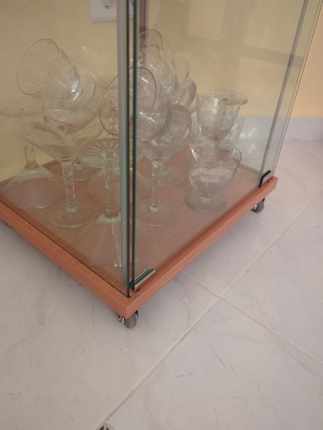 Vitrina con estantes