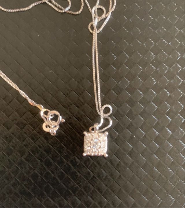 Cadena de oro y diamantes