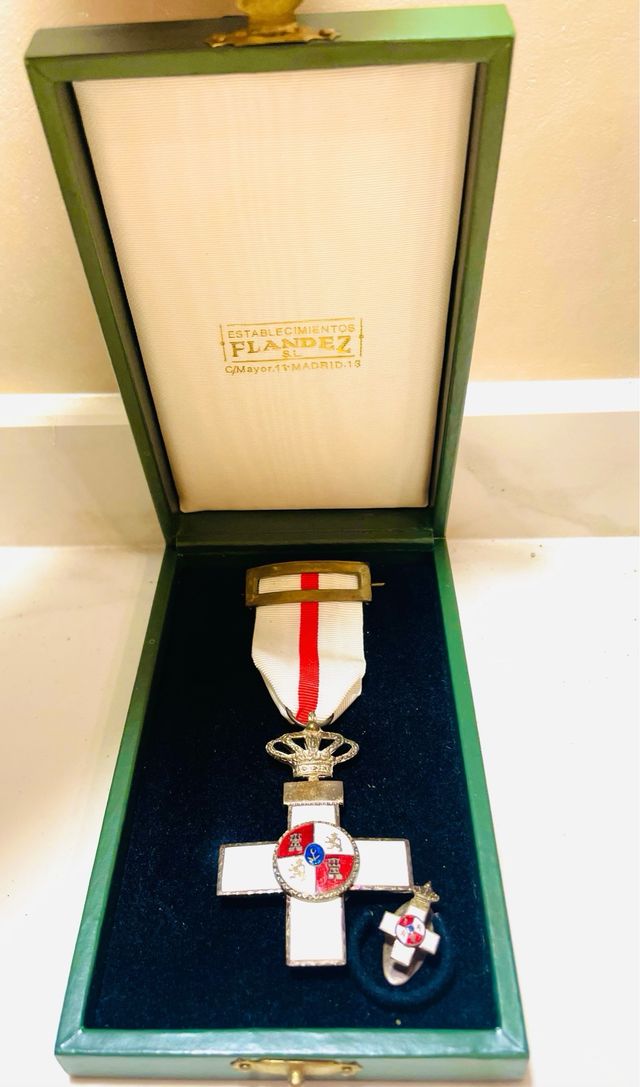 MEDALLA CRUZ AL MÉRITO MILITAR Y BROCHE SOLAPA