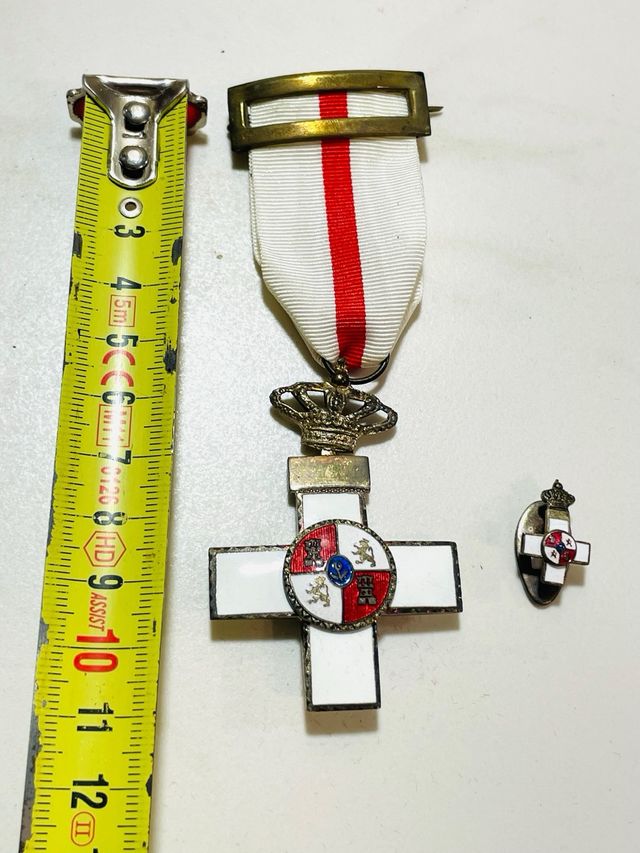 MEDALLA CRUZ AL MÉRITO MILITAR Y BROCHE SOLAPA
