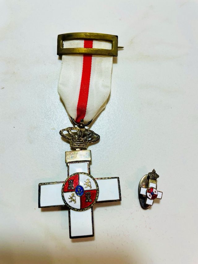MEDALLA CRUZ AL MÉRITO MILITAR Y BROCHE SOLAPA