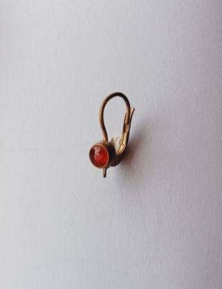 antiguo pendiente de niña de cobre