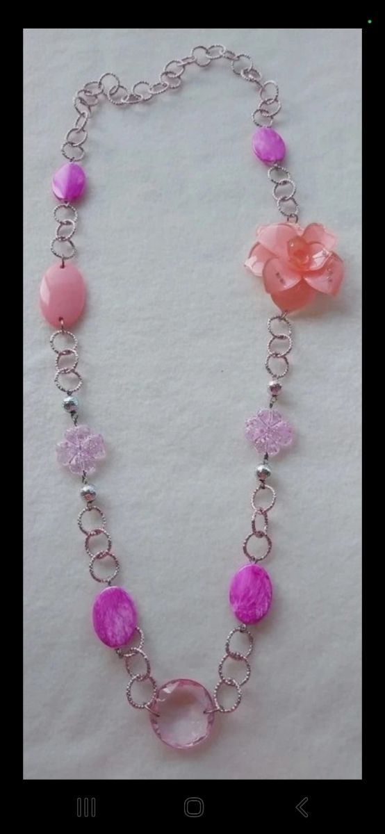 Collana con fiore laterale e resine, ROSA