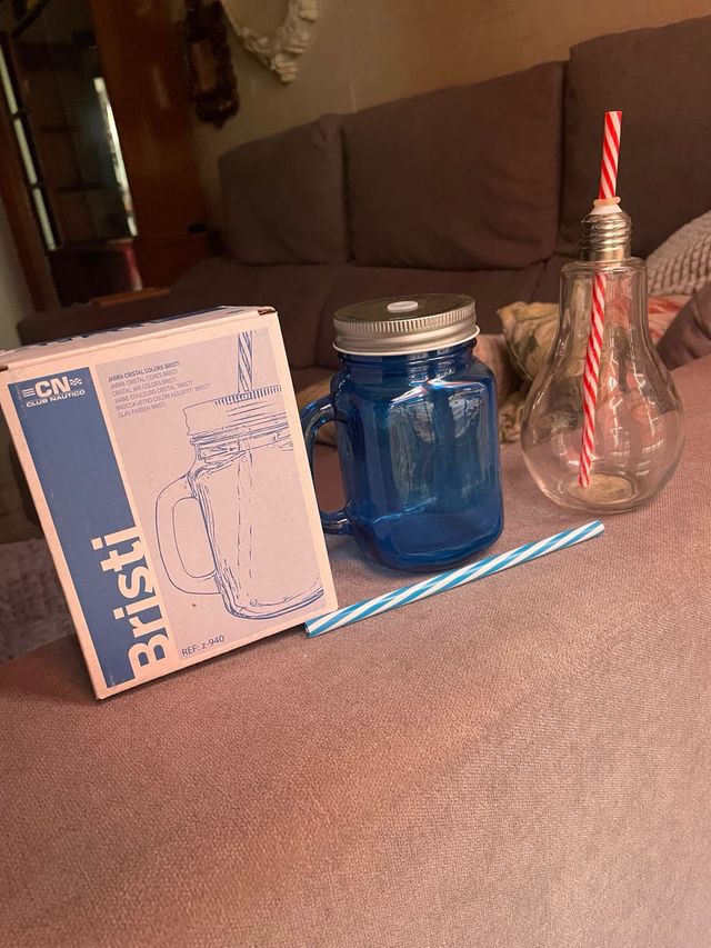 Jarras con tapa y pajita