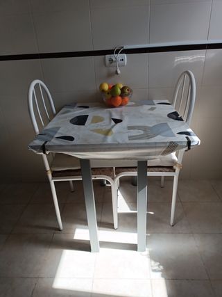 Mesa y 2 sillas