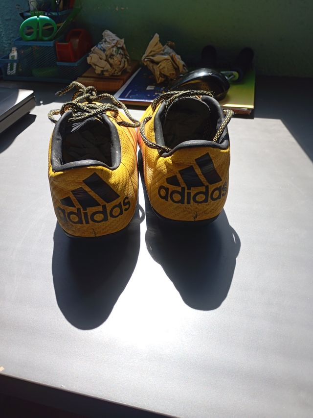 Botas de fútbol adidas