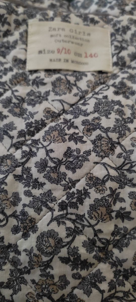 Chubasquero/chaqueta niña de Zara. T.10
