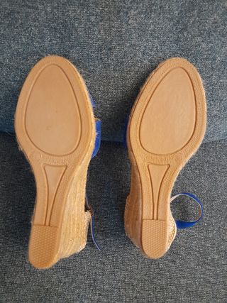 SANDALIAS CON CUÑA.