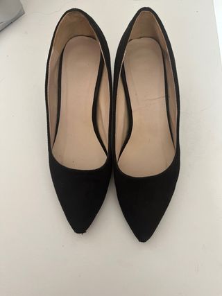 tacones negros bajos 