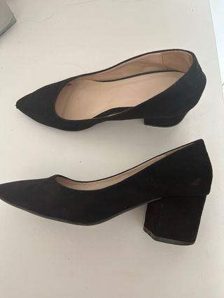 tacones negros bajos 