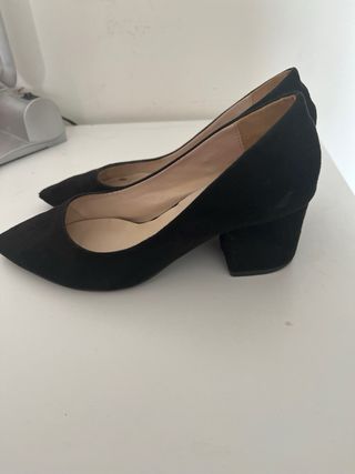 tacones negros bajos 