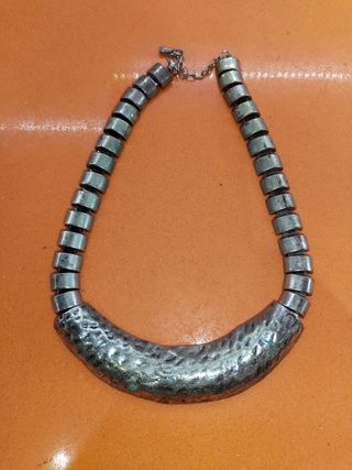 Collar de bisuteria plateado.