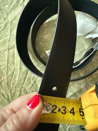 Cinturón negro de mujer de la marca Zara sin estre