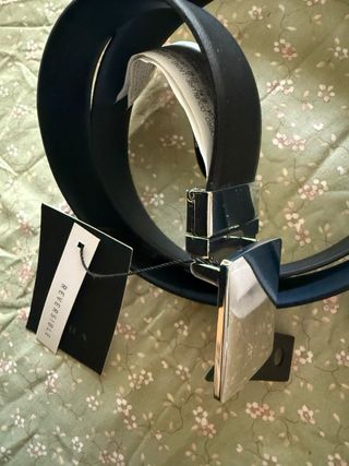 Cinturón negro de mujer de la marca Zara sin estre