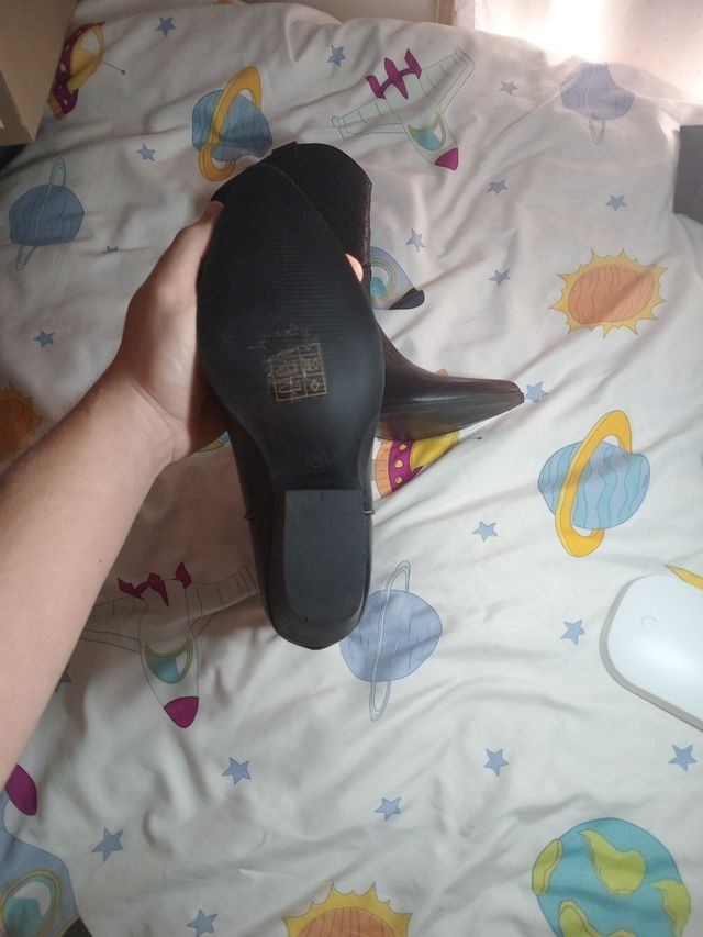 Zapatos de tacones de mujer como nuevas
