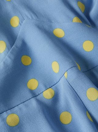 Mono estampado de lunares