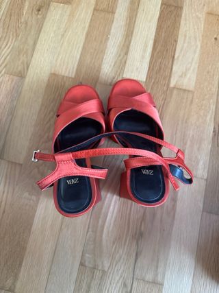 Zapato naranja zara 