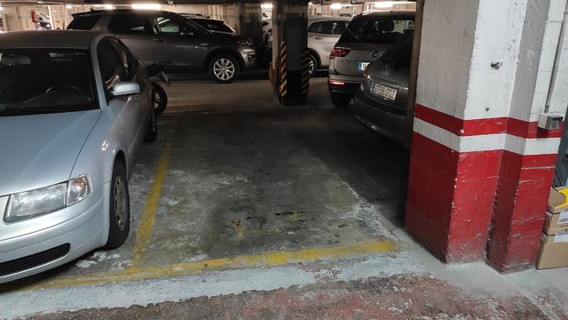 Alquilo parcela de garaje vigilada.