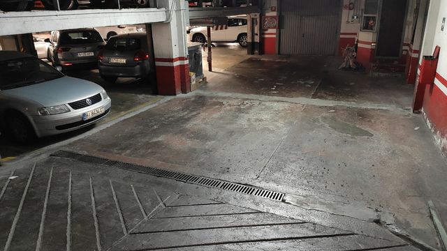 Alquilo parcela de garaje vigilada.