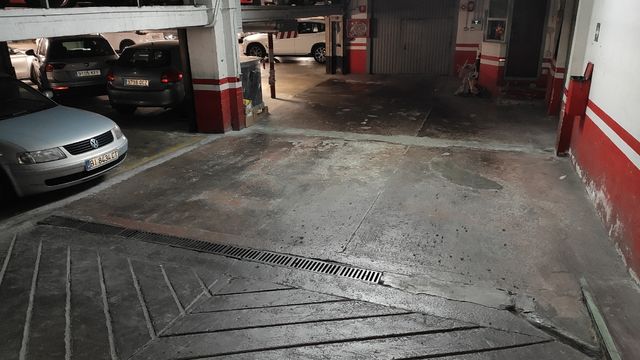 Alquilo parcela de garaje vigilada.