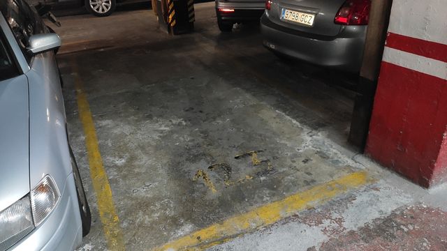 Alquilo parcela de garaje vigilada.