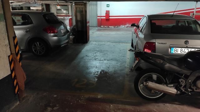 Alquilo parcela de garaje vigilada.