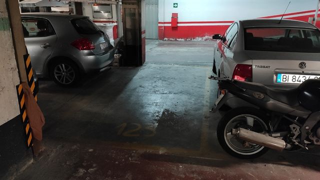 Alquilo parcela de garaje vigilada.