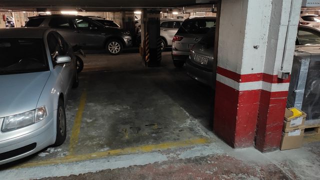 Alquilo parcela de garaje vigilada.