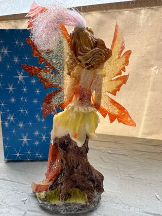 Fatina con abito giallo e arancione