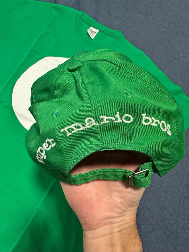 Camiseta y gorra Luigi (Super Mario Bros)