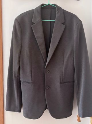 CHAQUETA COLOR GRIS